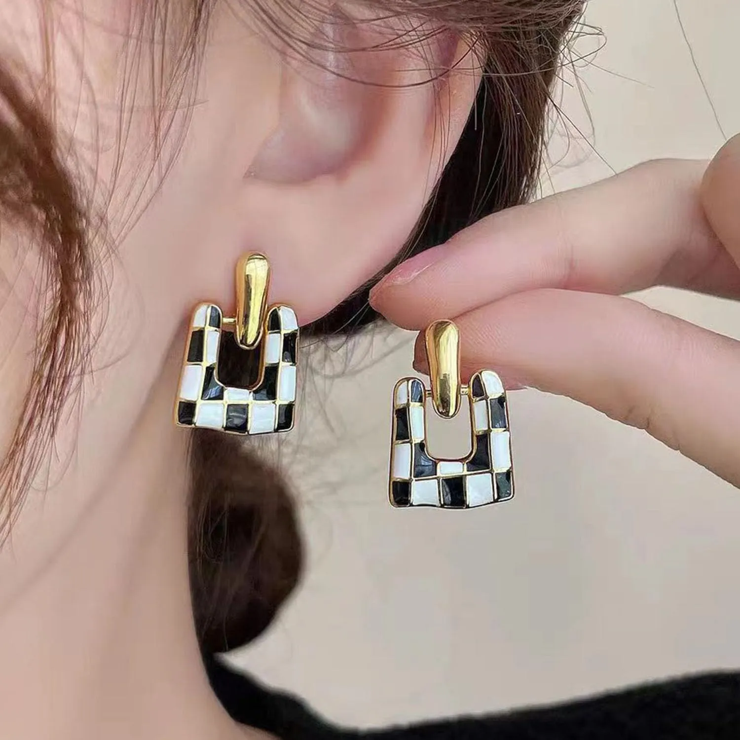 Checkered Earrings for Women Black and White Checkered Dangle Earrings Geometric Square U-shaped Checkered Earrings Vintage Dainty Birthday Jewelry for Women