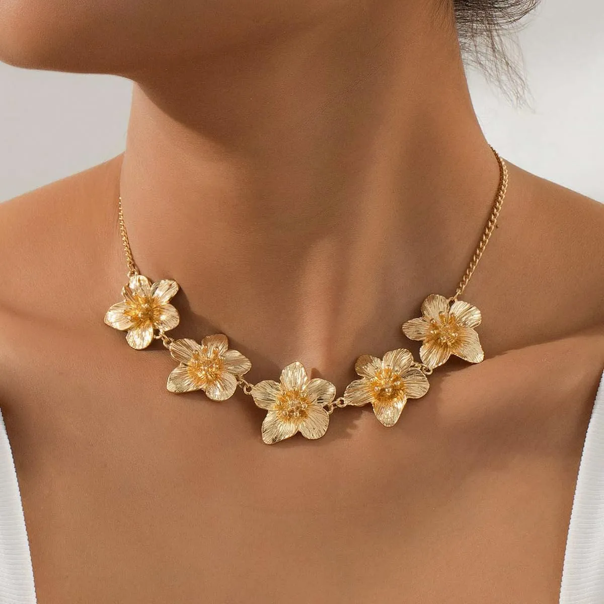 Chunky Gold Flower Necklace for Women,Trendy Gold Layered Floral Pendant Chain Choker Fashion Statement Wedding Bridesmaid Dating Party Costume Necklace Jewelry