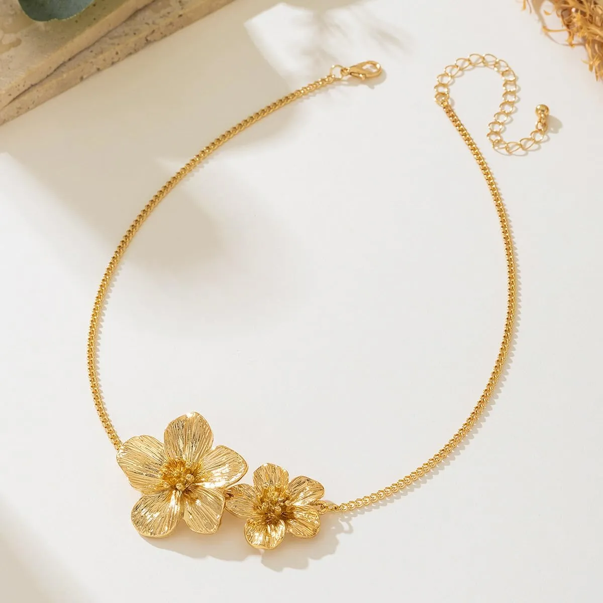 Chunky Gold Flower Necklace for Women,Trendy Gold Layered Floral Pendant Chain Choker Fashion Statement Wedding Bridesmaid Dating Party Costume Necklace Jewelry