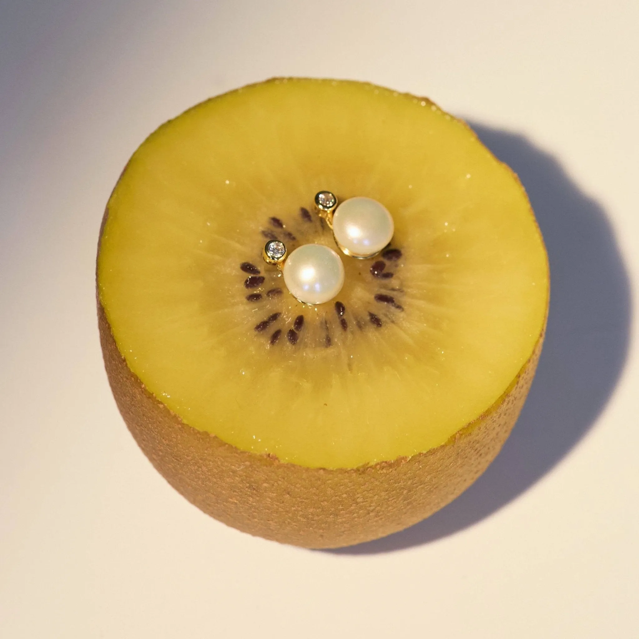ISADORE PEARL STUDS: GOLD