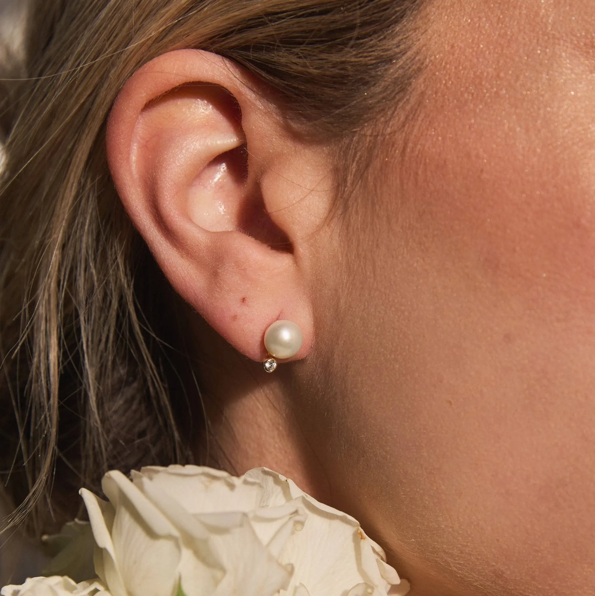 ISADORE PEARL STUDS: GOLD