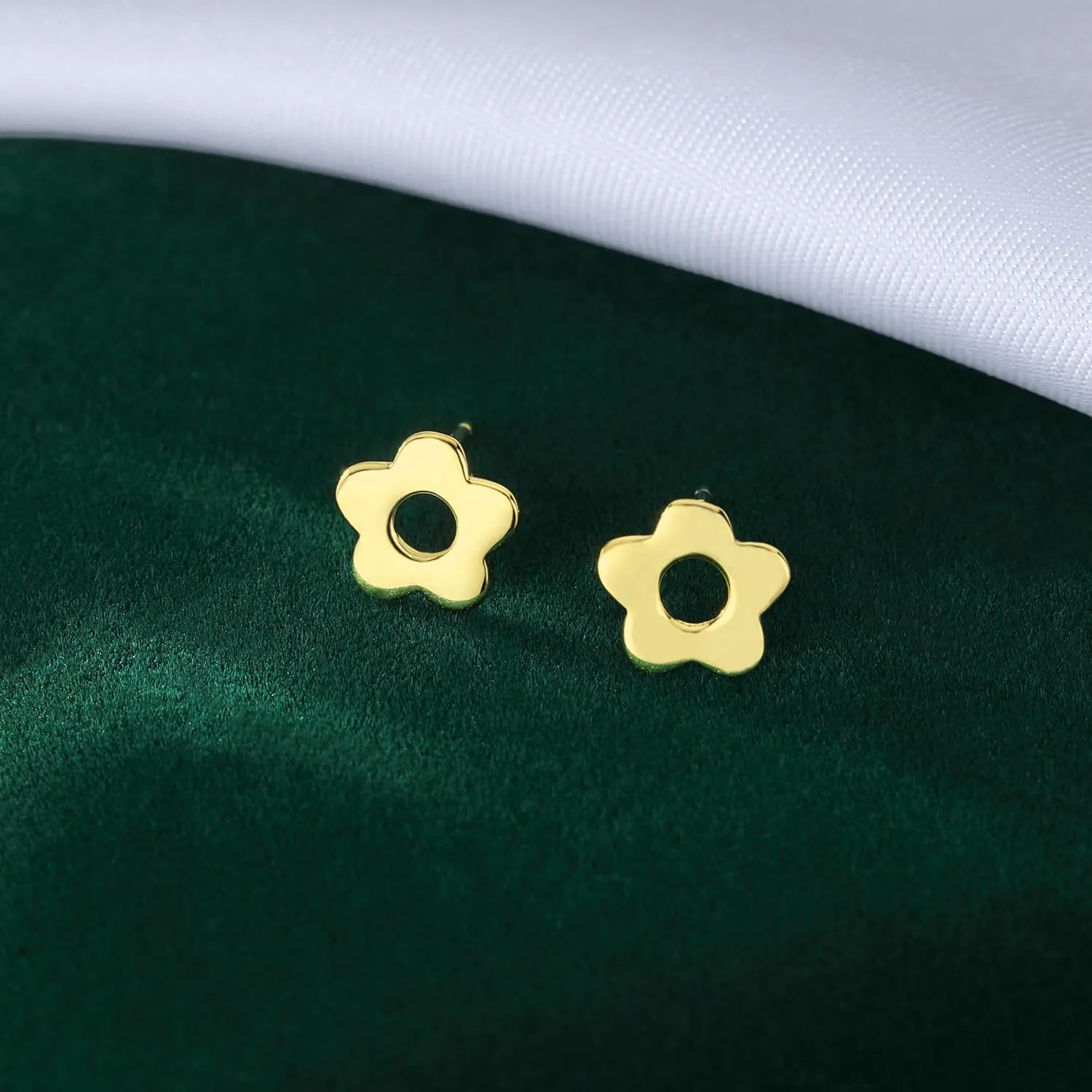 Reffeer Solid 925 Sterling Silver Cute Flower Earrings Stud for Women Teens Small Daisy Stud Earrings Hypoallergenic